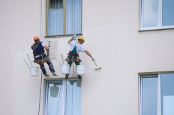 Cordiste pour une intervention tous corps d'état en hauteur  